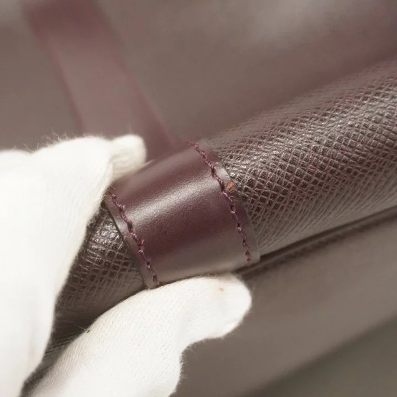 Authentic Louis Vuitton Taiga Kendall PM ACAJOU travel bag with strap - Picture 8 of 16